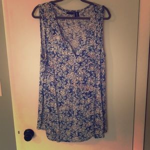 Sold @ consignment - Beautiful floral top 🦋